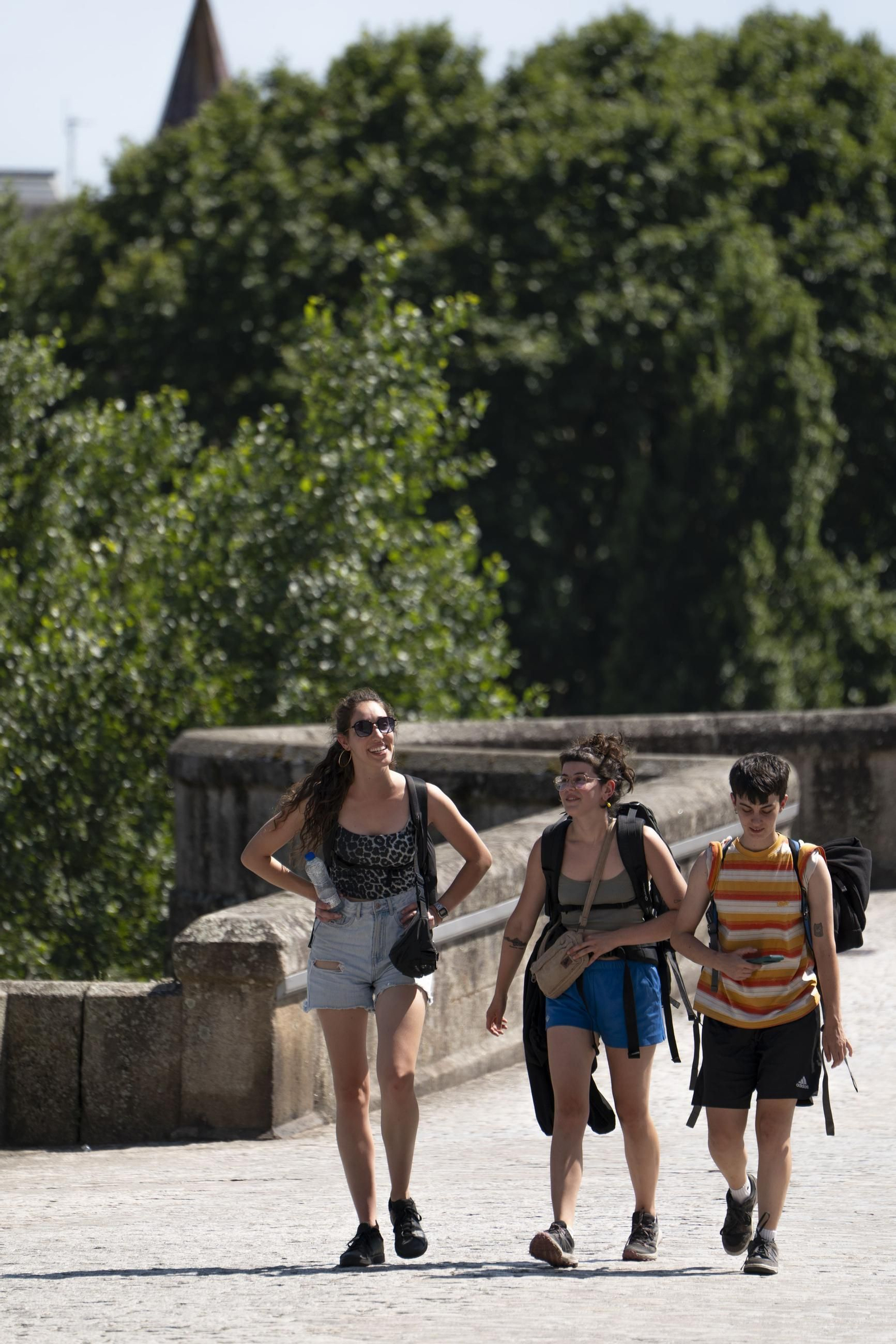 Galería | Viajeros, peregrinos y ourensanos viven una jornada de intenso calor en Ourense, en fotos