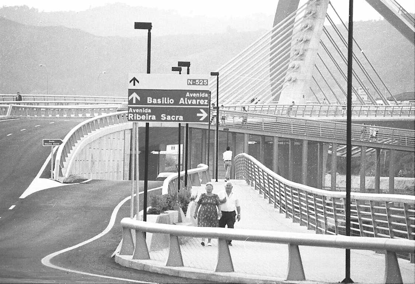 La construcción del emblemático Puente del Milenio hace 25 años cambiaba el skyline de Ourense, en fotos