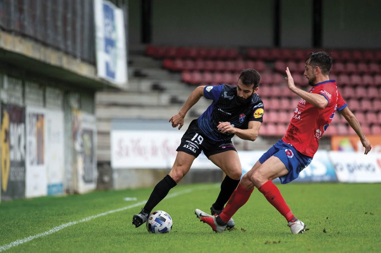 El delantero del Barco, Rodri Alonso, es presionado por Vieytes (ÓSCAR PINAL).