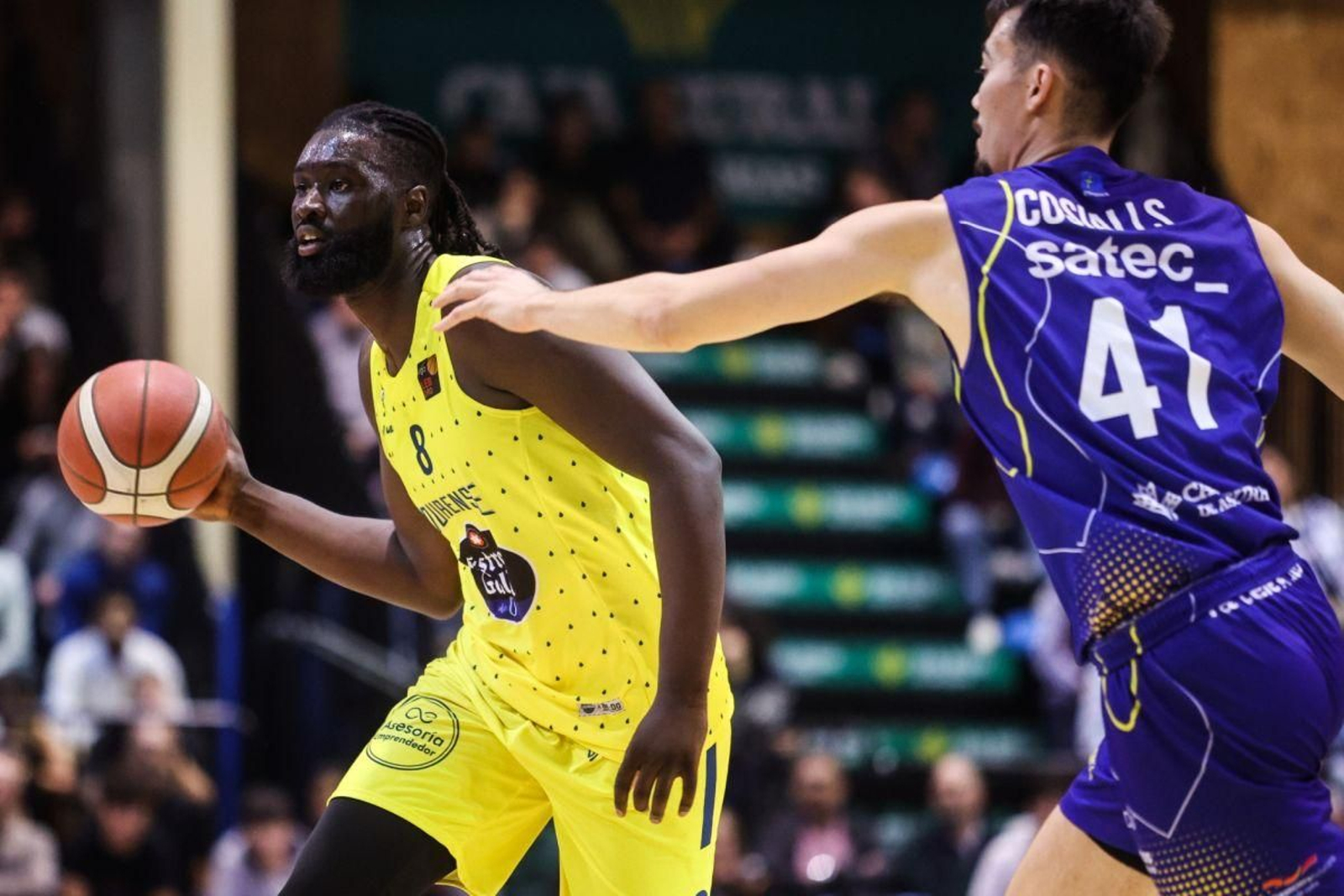 Jawara, antes de retirarse lesionado del partido. (OVIEDO B.)