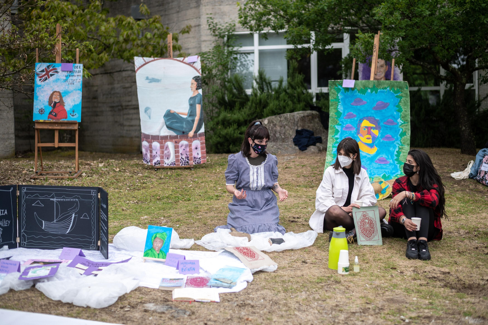 Actividade artística dos alumnos e alumnas de artes no exterior do instituto.