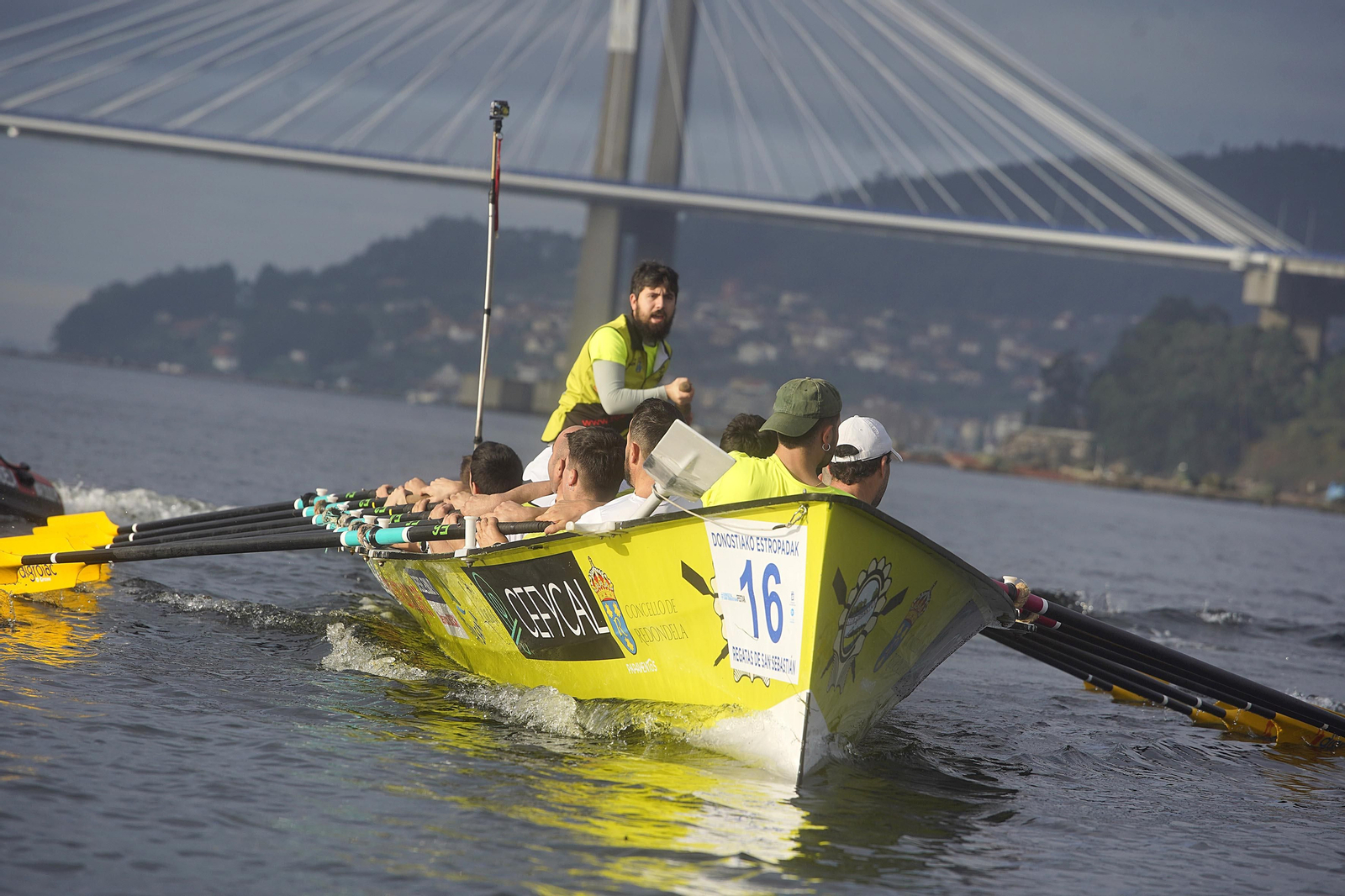 Participantes en la sesión de remo de +Deporte Atlántico en Cesantes.