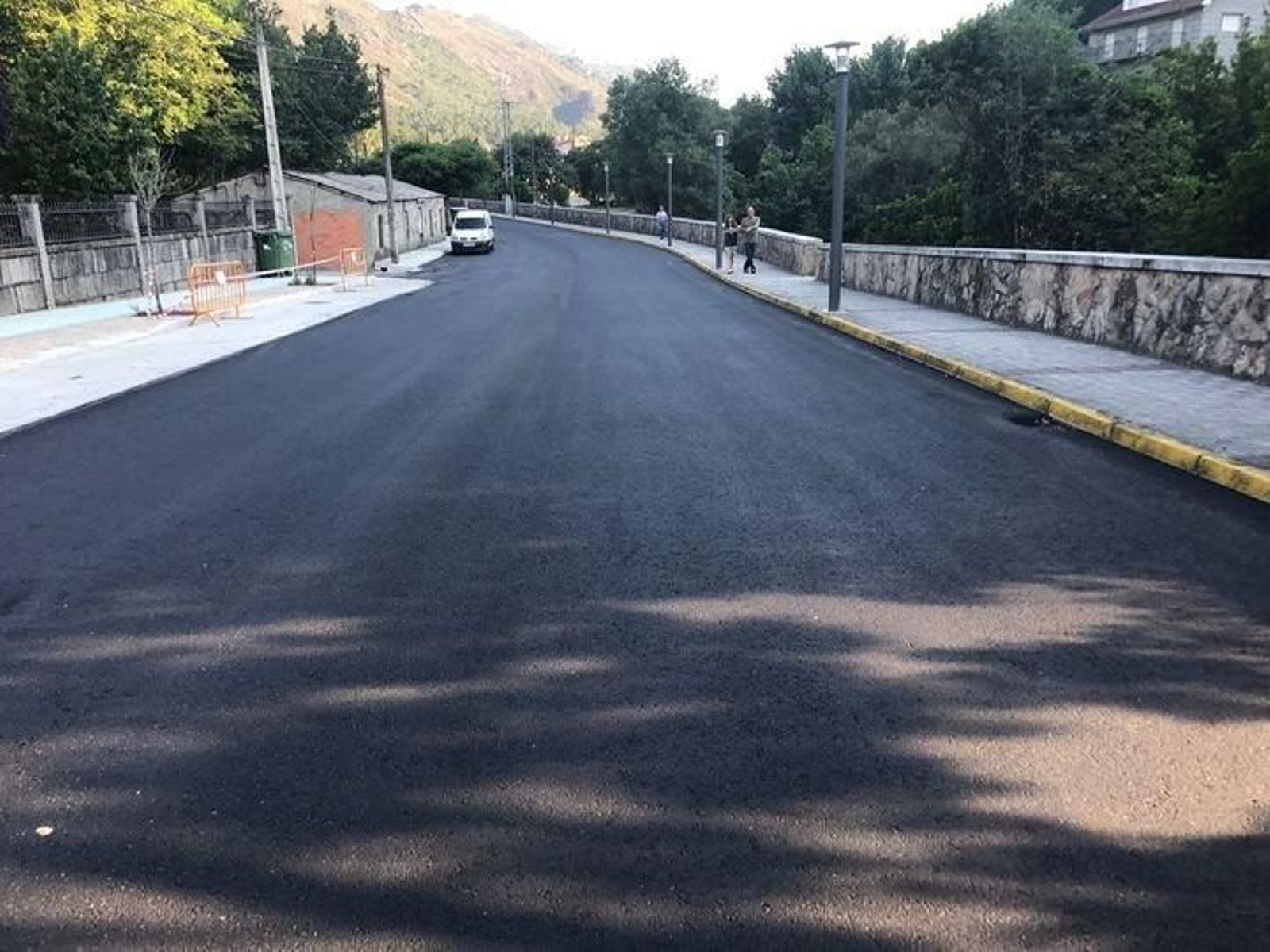 Estado que presenta la travesía de Os Baños tras los trabajos de acondicionamiento del vial.