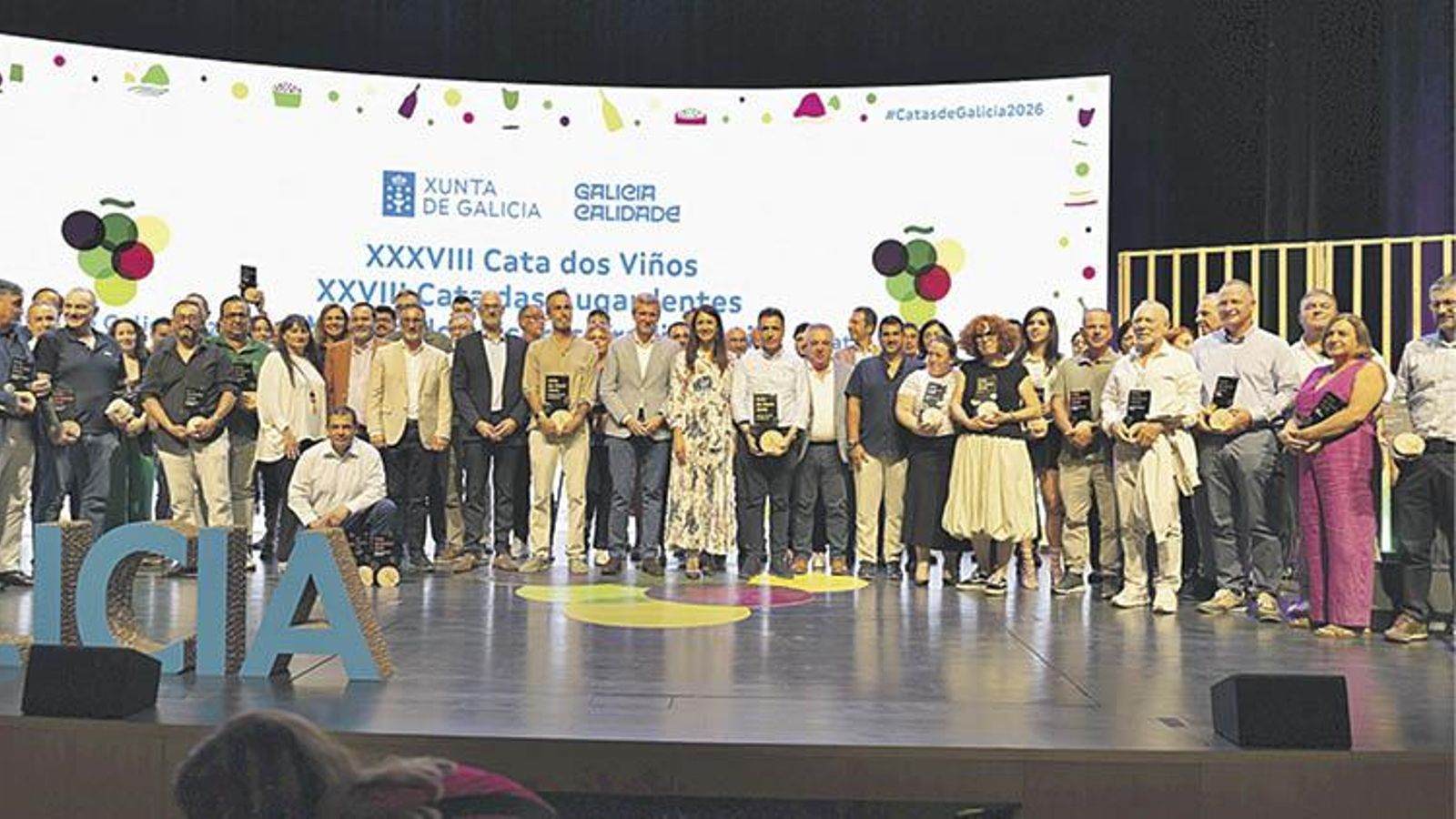 Foto de familia coas persoas premiadas nesta edición das Catas de Galicia.