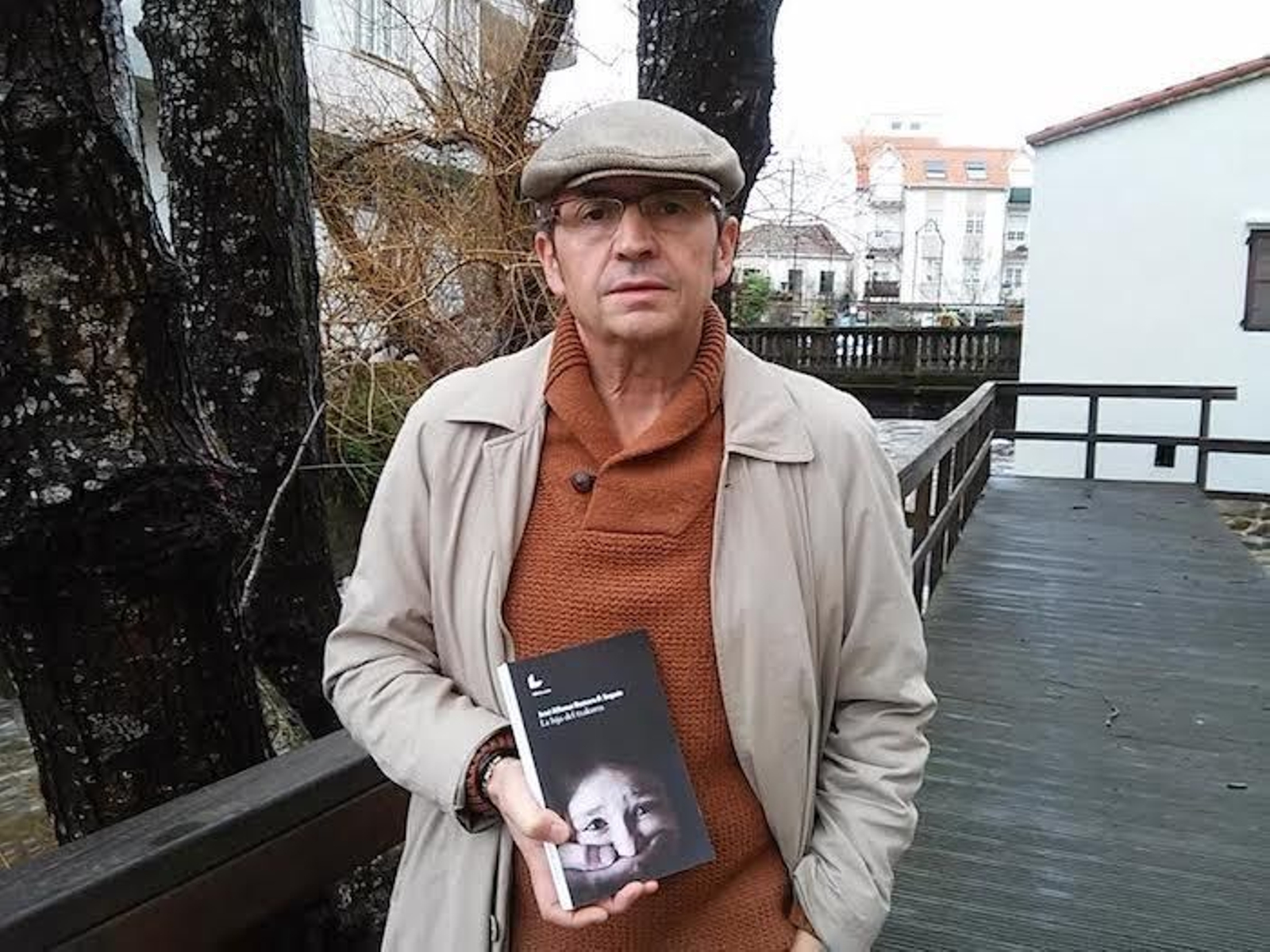 José Alfonso Romero, con su libro.