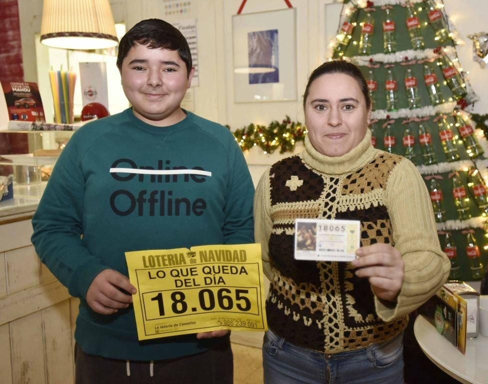 Isabel Vila junto a su hijo y el número premiado.