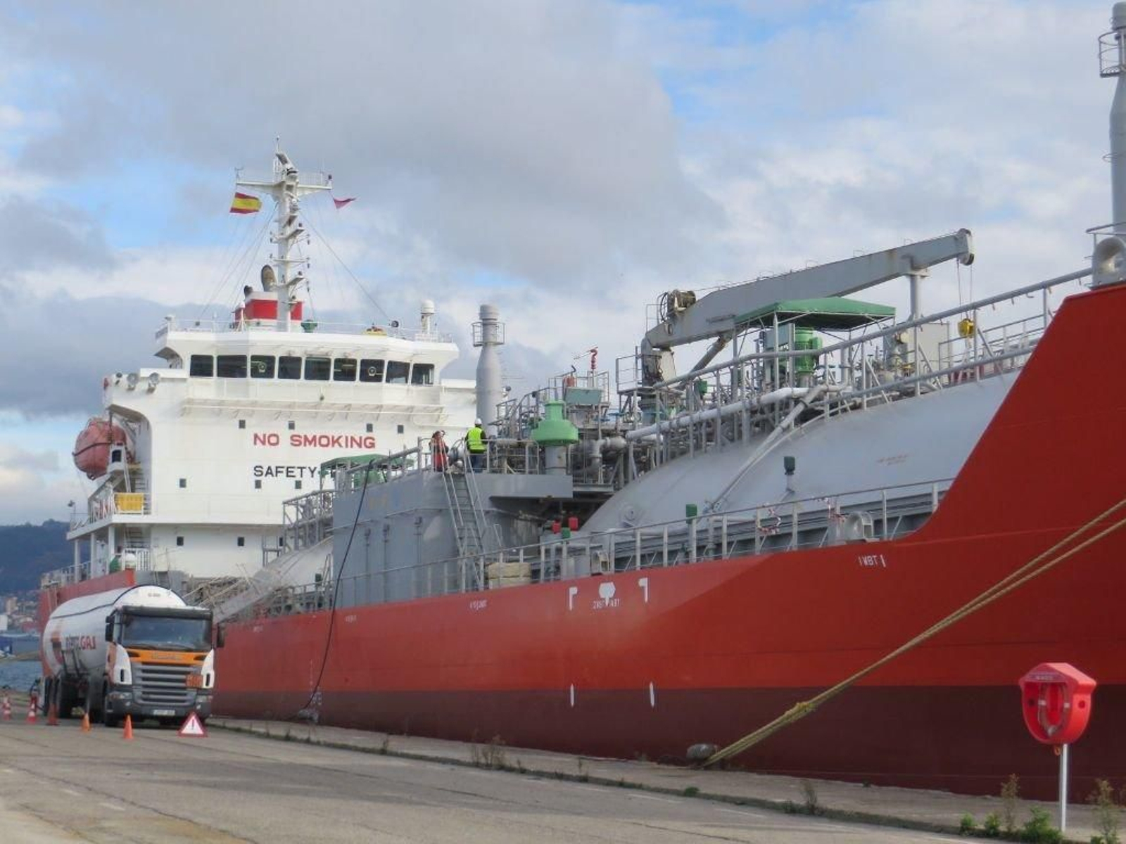 El "Westminster", ayer en el muelle de Bouzas.