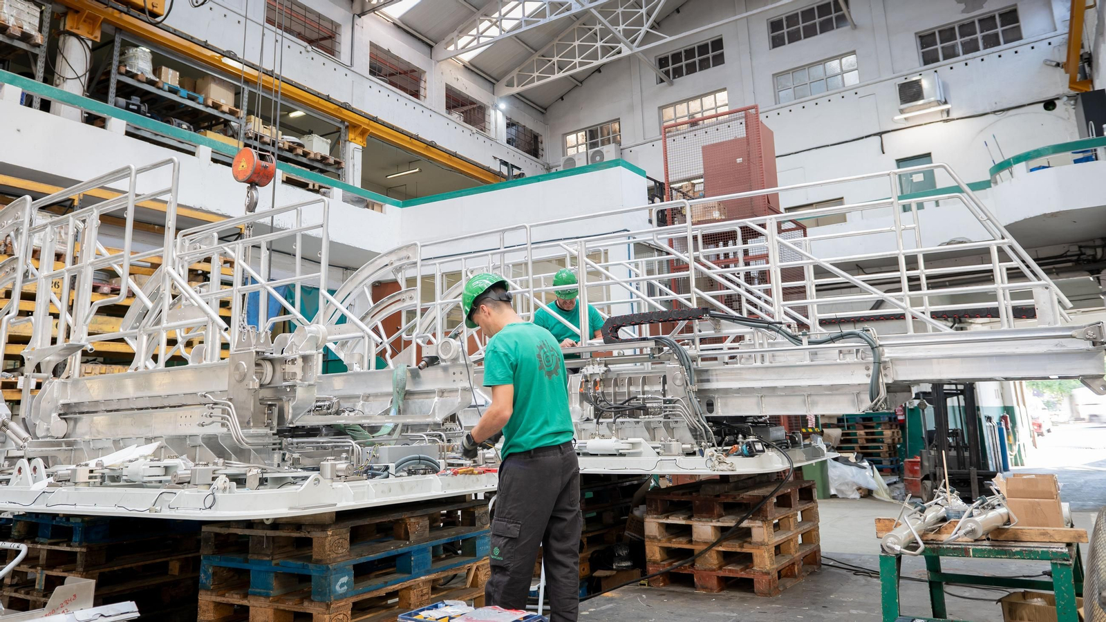 Trabajadores en las instalaciones que la empresa tiene en el entorno de Beiramar.