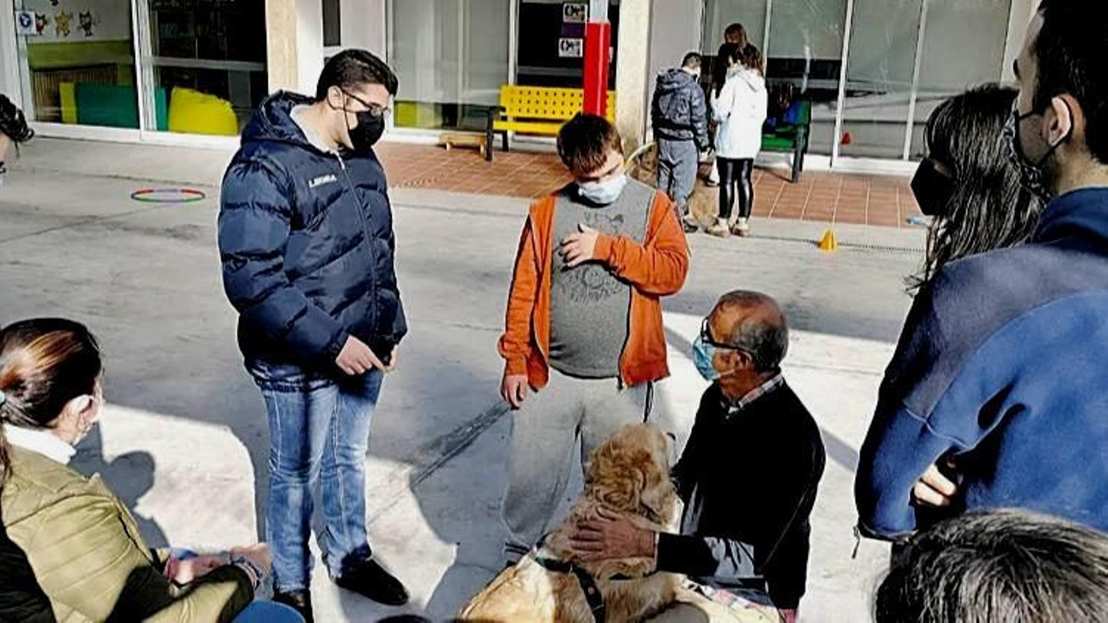 El alcalde Juan González durante la visita realizada este miércoles al centro.