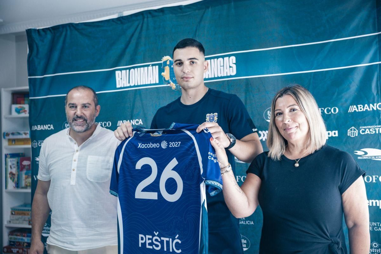 Óscar Fernández, Nemanja Pestic y Ruth Pérez, durante su presentación en el día de ayer.