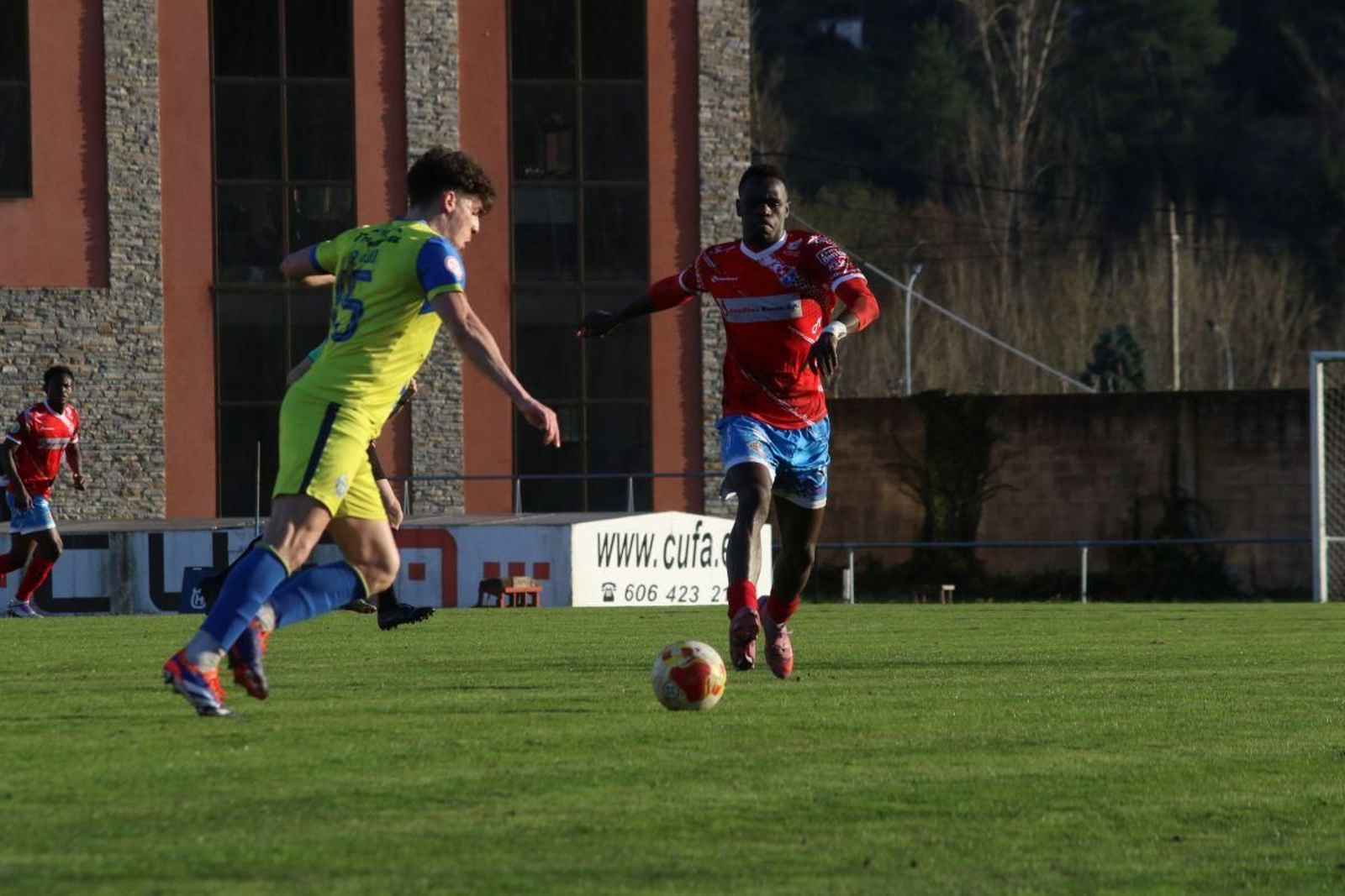 El delantero Sidibé, autor del gol del Barco, presiona a un rival en Calabagueiros