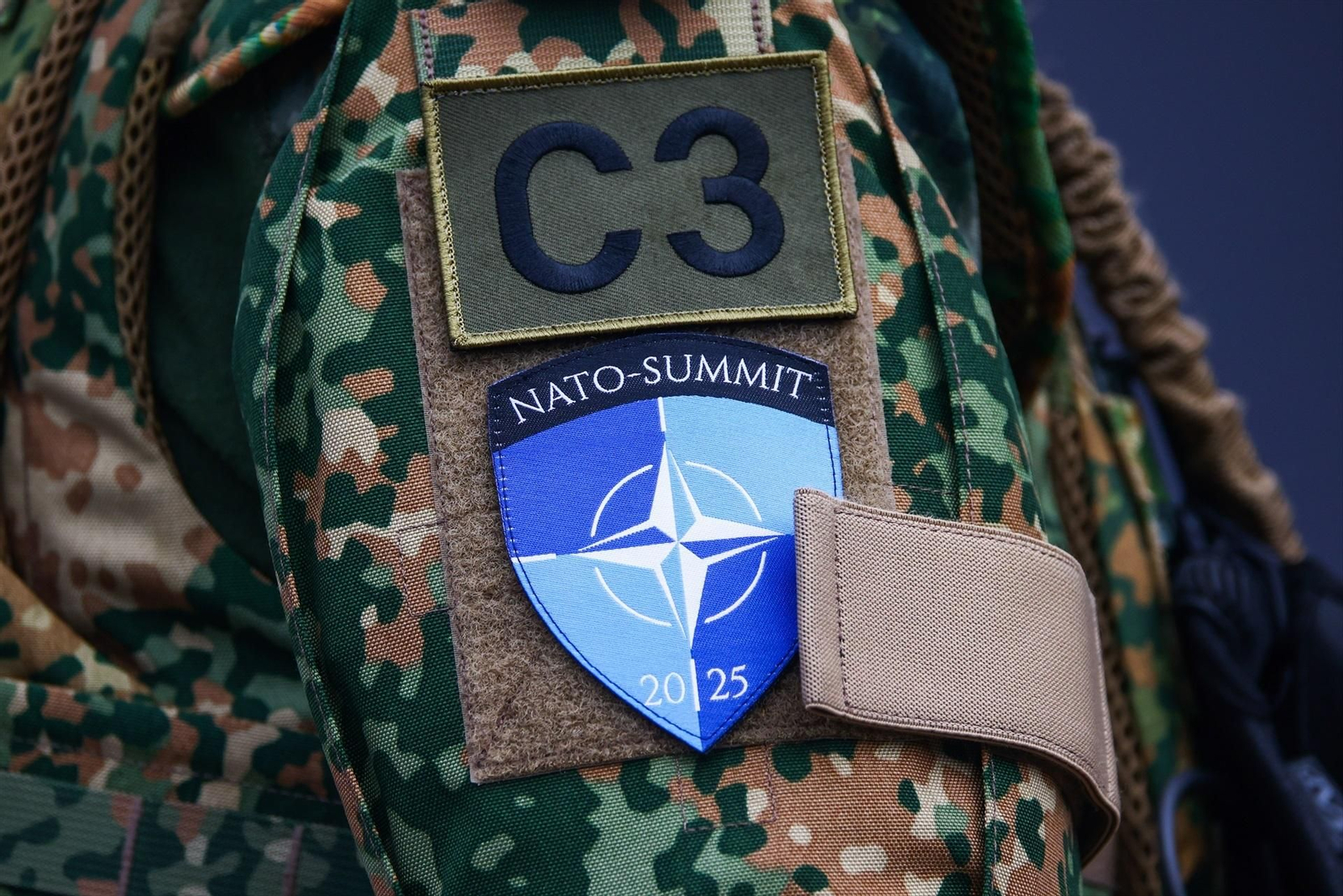 Un soldado con el uniforme de la OTAN