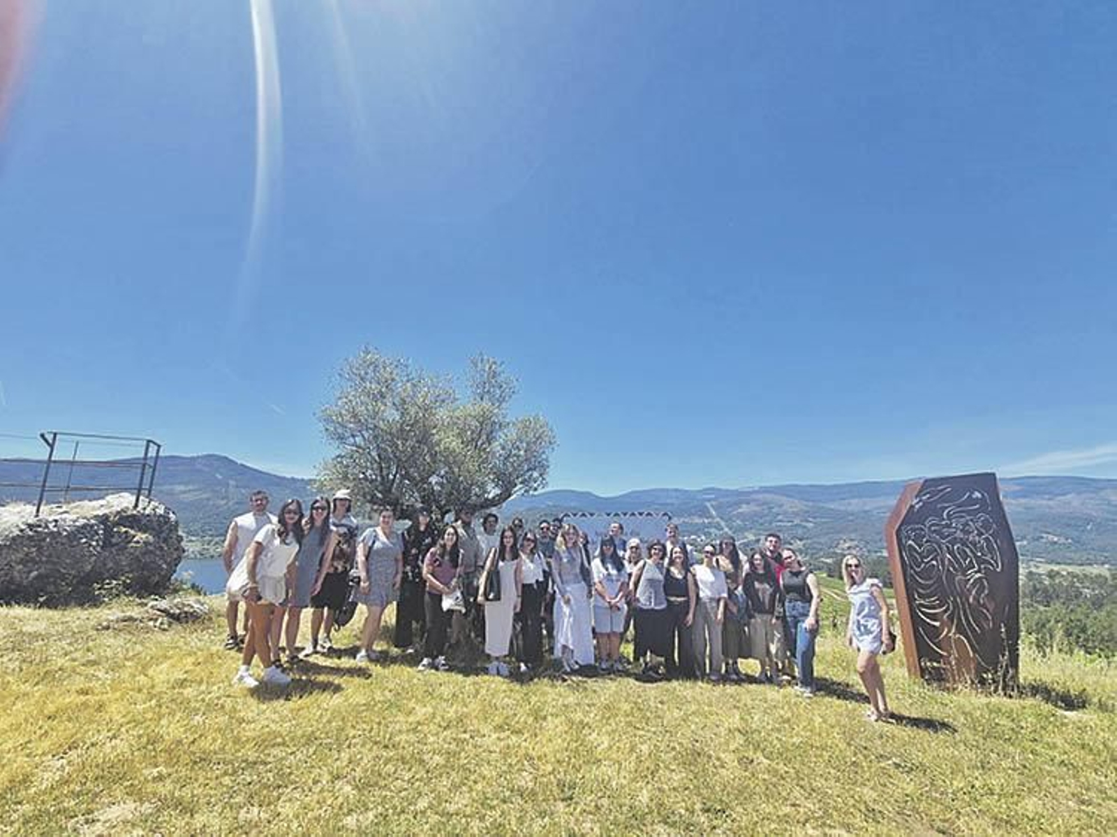 Estudiantes europeos de Turismo en la visita a viñedos de la cooperativa de O Ribeiro.