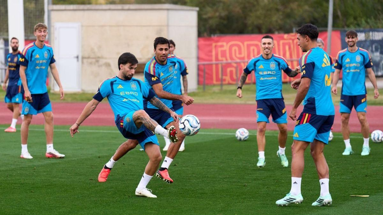Los jugadores de la selección española, ejercitándose antes del encuentro frente a Croacia.