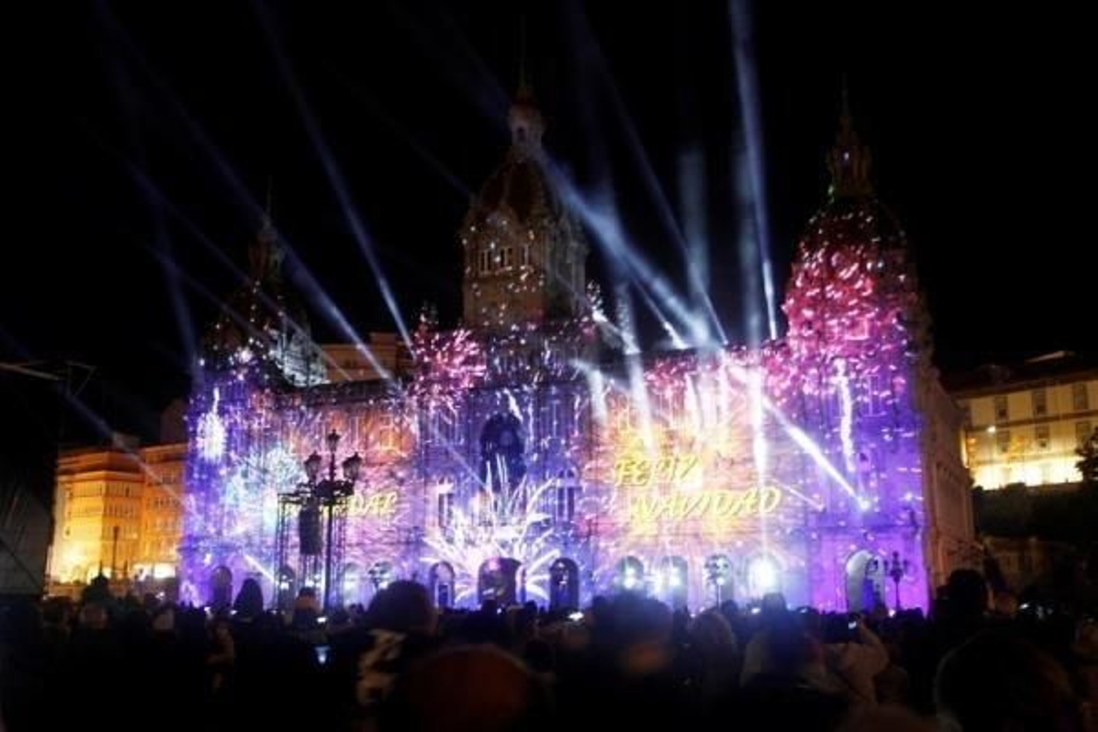 Proyección de vídeo sobre la fachada del Concello de A Coruña. // EFE