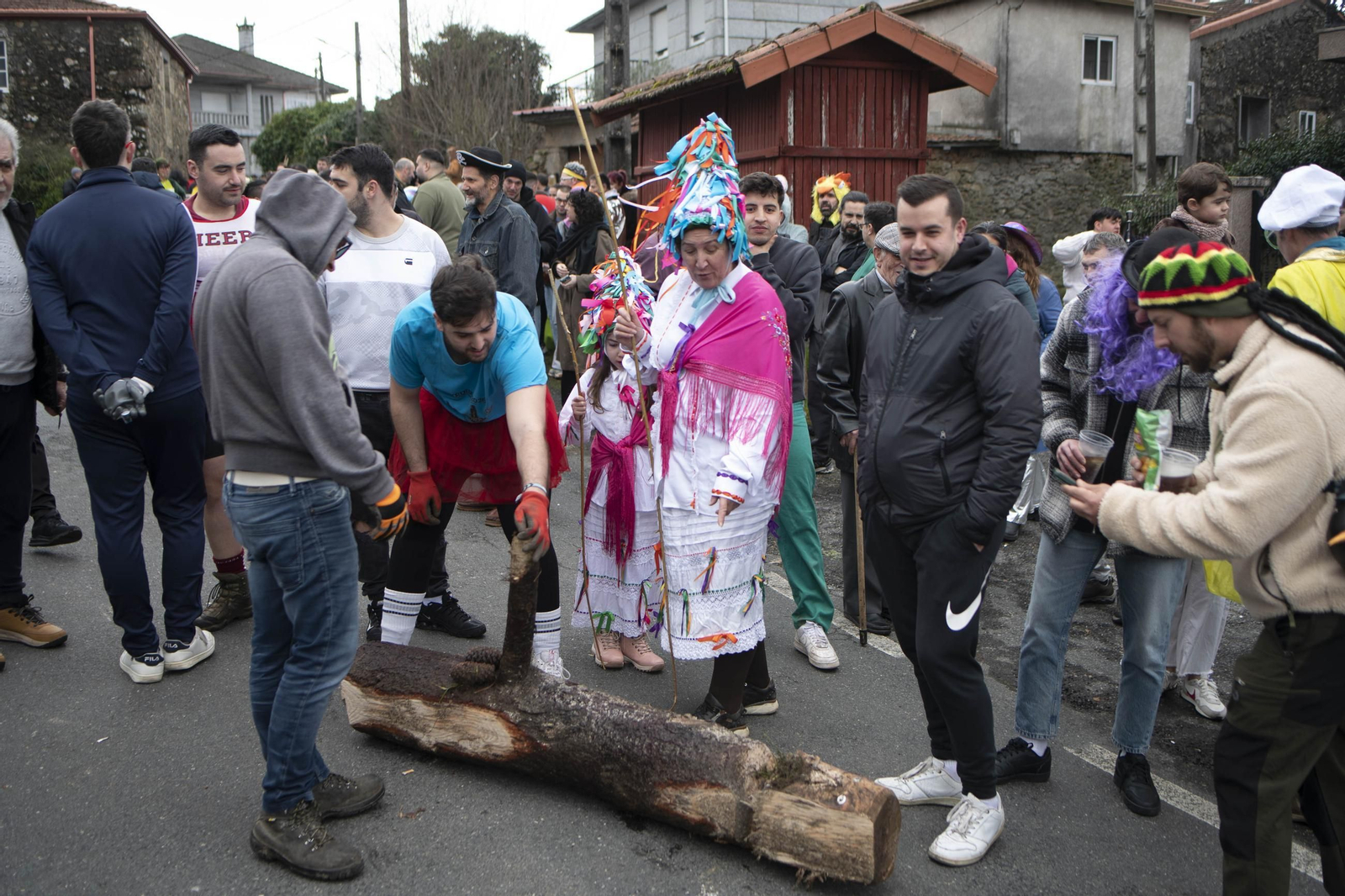 Galería | El meco Abalos recorrió As Teixugueiras, Cartelle