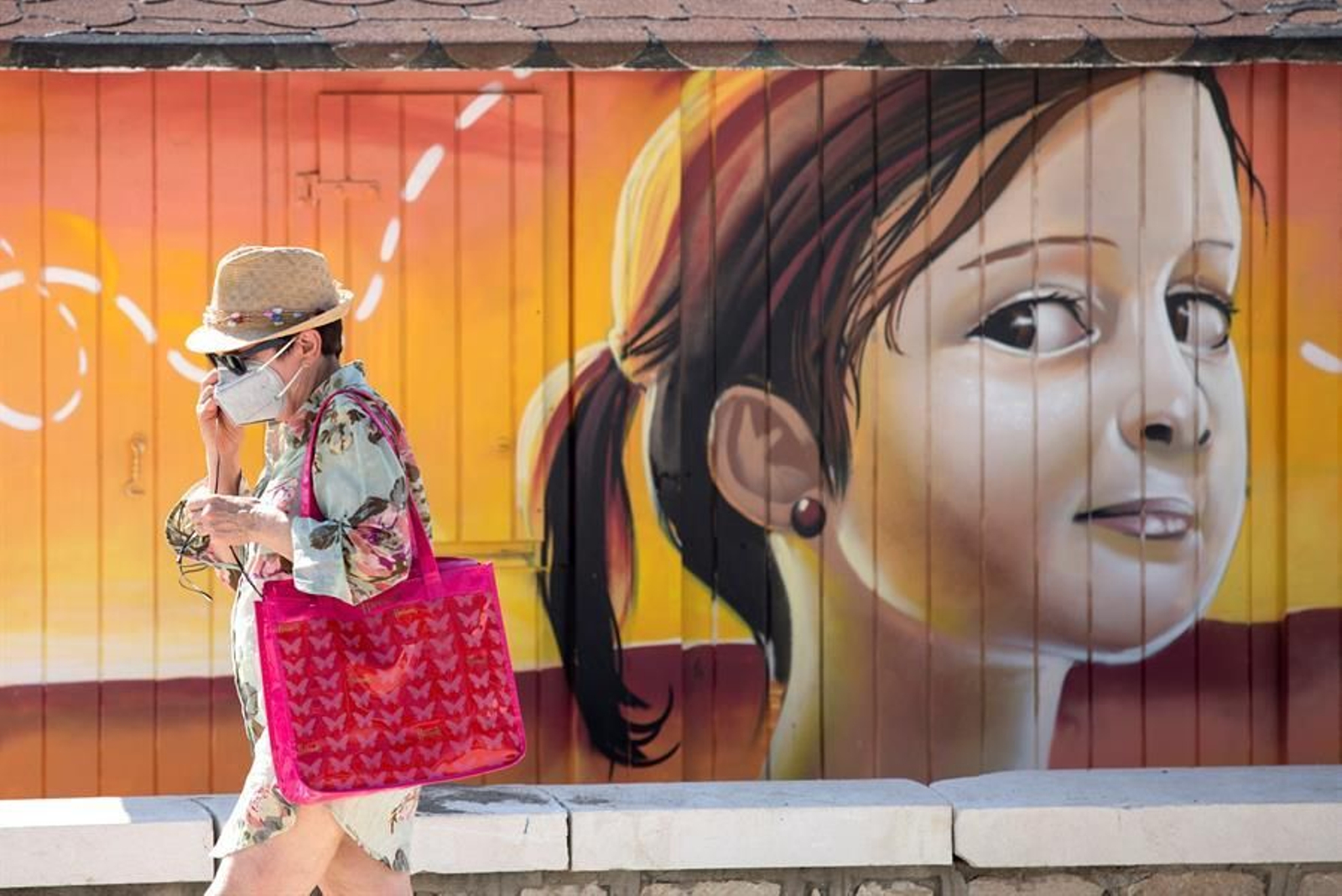 Una mujer, con su mascarilla por la calle (EFE).