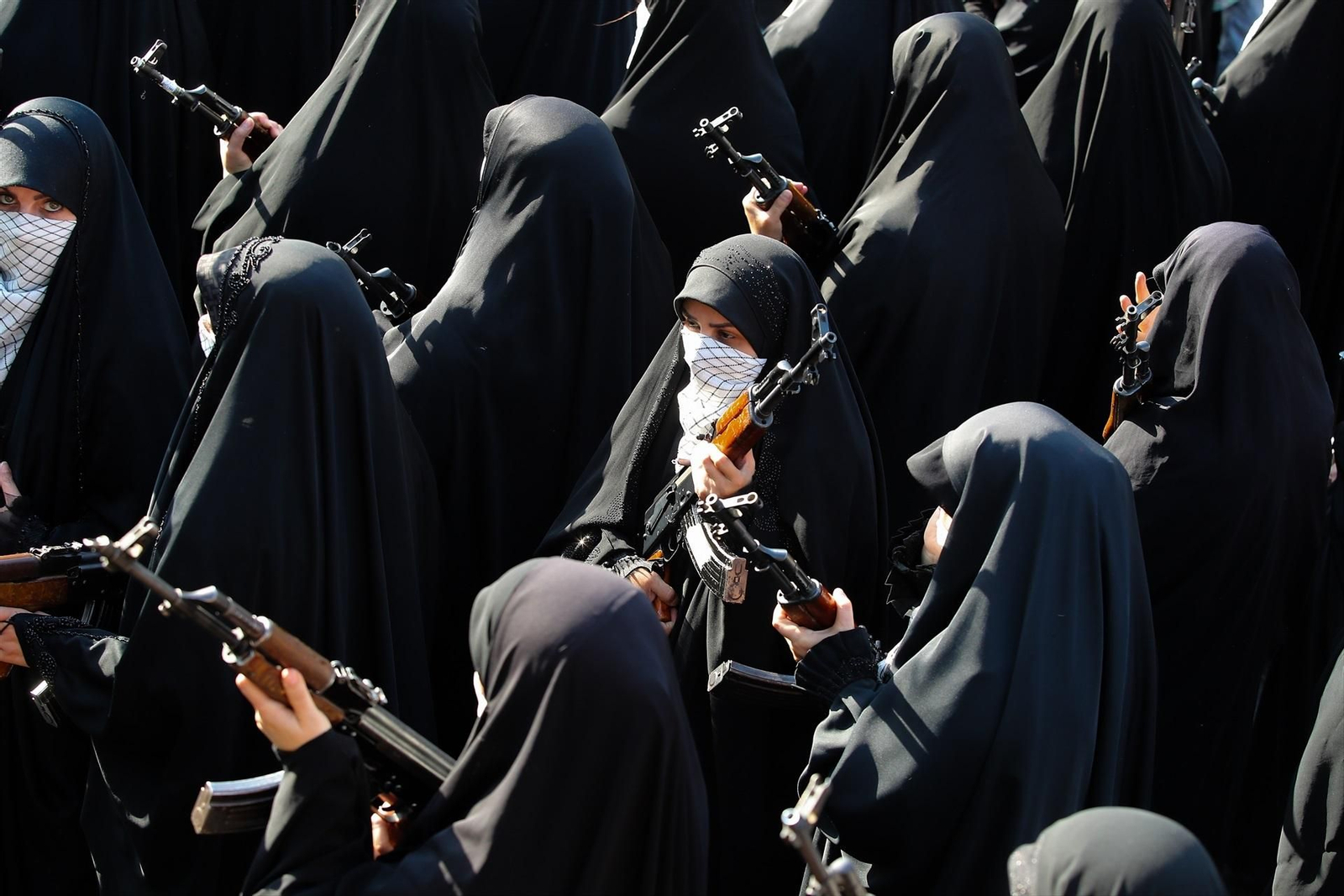 Mujeres portando armas en Irán