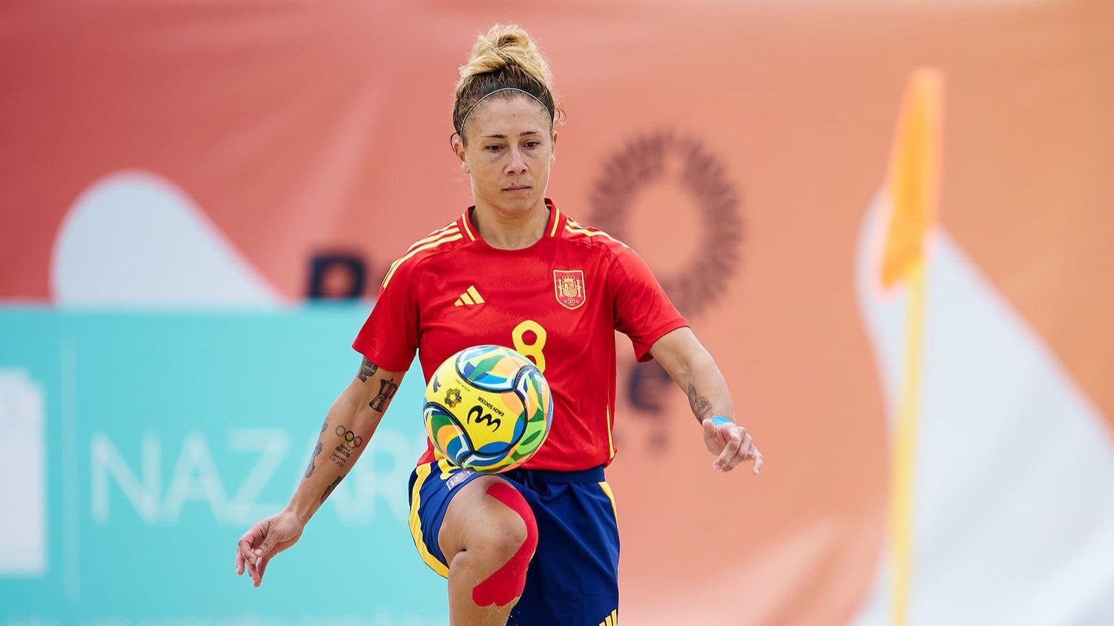 La fina centrocampista tudense, brillando en la modalidad de playa.