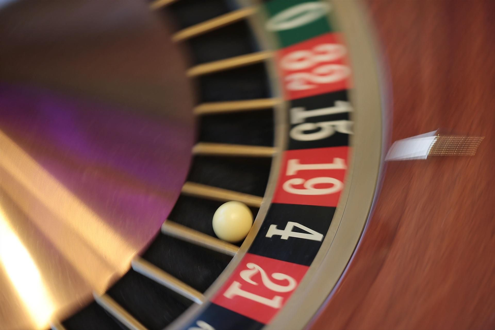 Vista general de una mesa de ruleta en el Casino Hohensyburg, en Macao