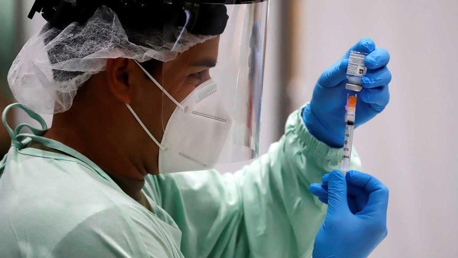 Un sanitario prepara una dosis de la vacuna de Janssen frente al coronavirus.