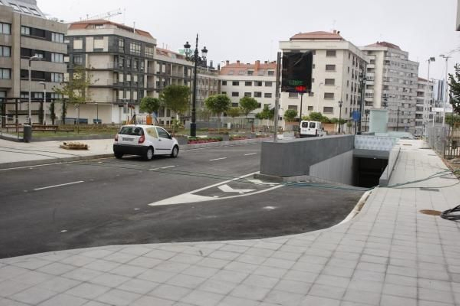 El aparcamiento subterráneo de Pintor Colmeiro y la urbanización de superficie están completamente terminados. Sin embargo, los ciudadanos tendrán que esperar todavía una semanas para poder utilizar esta calle. Sólo quedan por cumplimentar los trámites ad
