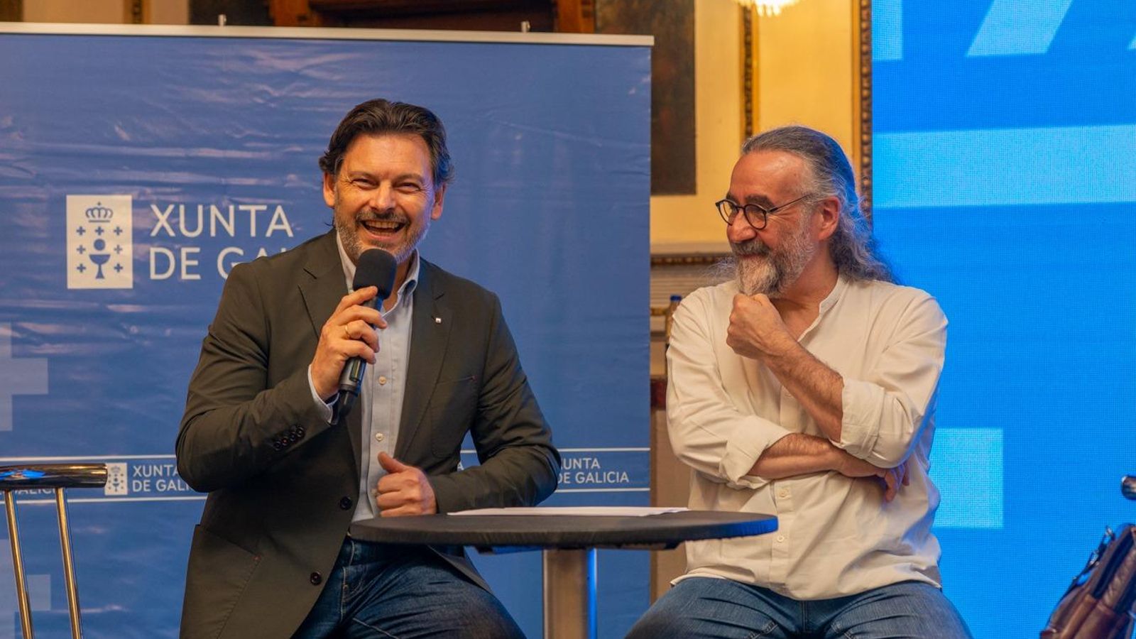 El secretario xeral da Emigración junto a Bieito Romero, líder de Luar na Lubre