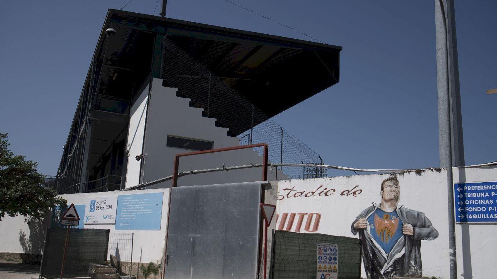 Obras en el estadio de O Couto. Foto: Xesús Fariñas