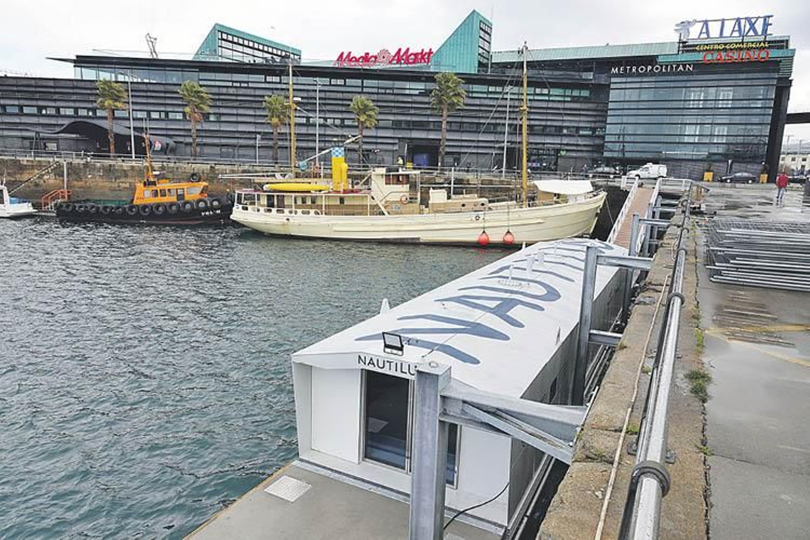 El visor “Nautilus” ya está instalado en la dársena frente al centro comercial A Laxe.