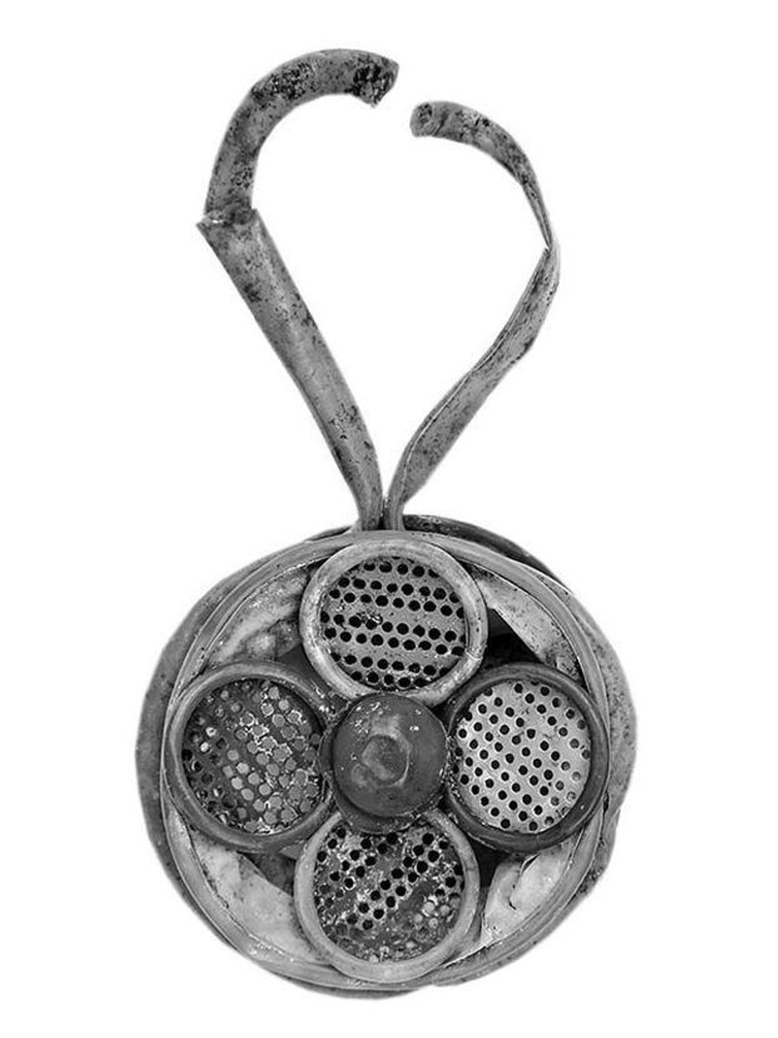 Imagen en blanco y negro del sonajero encontrado en Palencia.