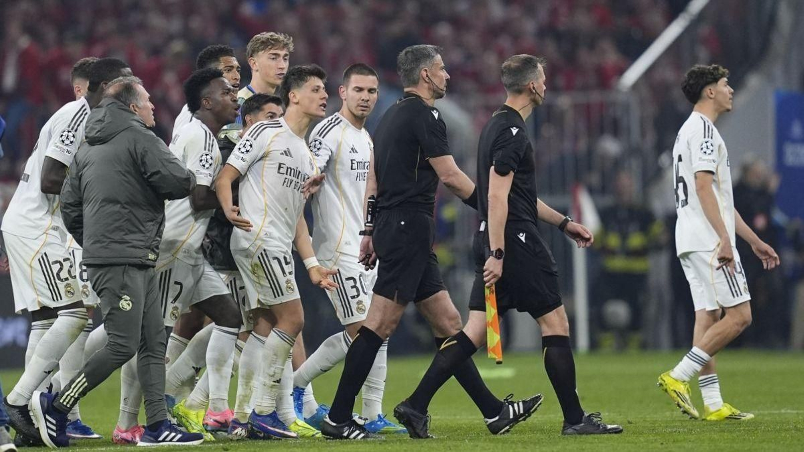 Los jugadores del Real Madrid persiguen al árbitro al final del partido de ayer en Múnich.