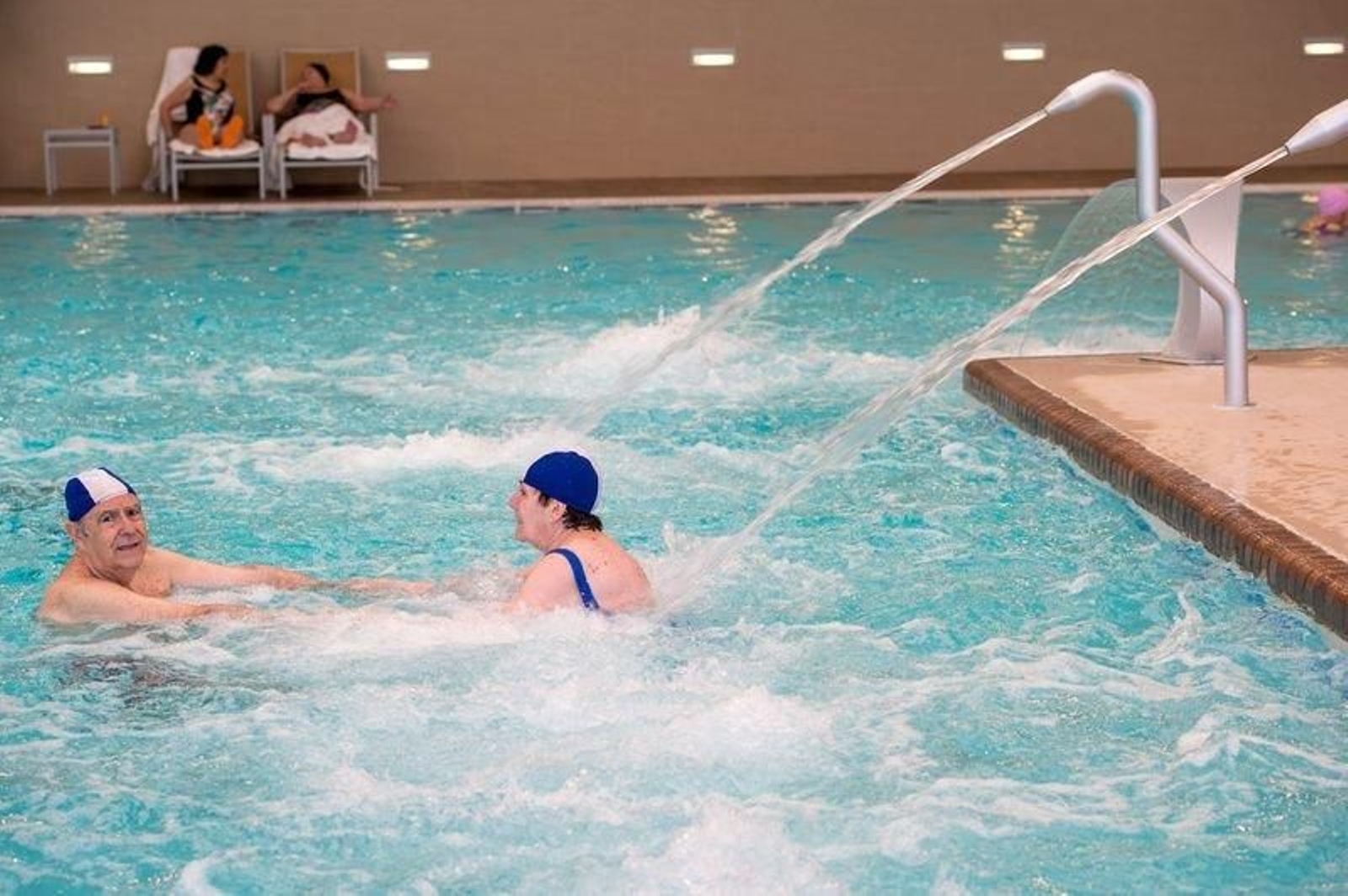 Dos usuarios en el balneario de Arnoia (ÓSCAR PINAL).