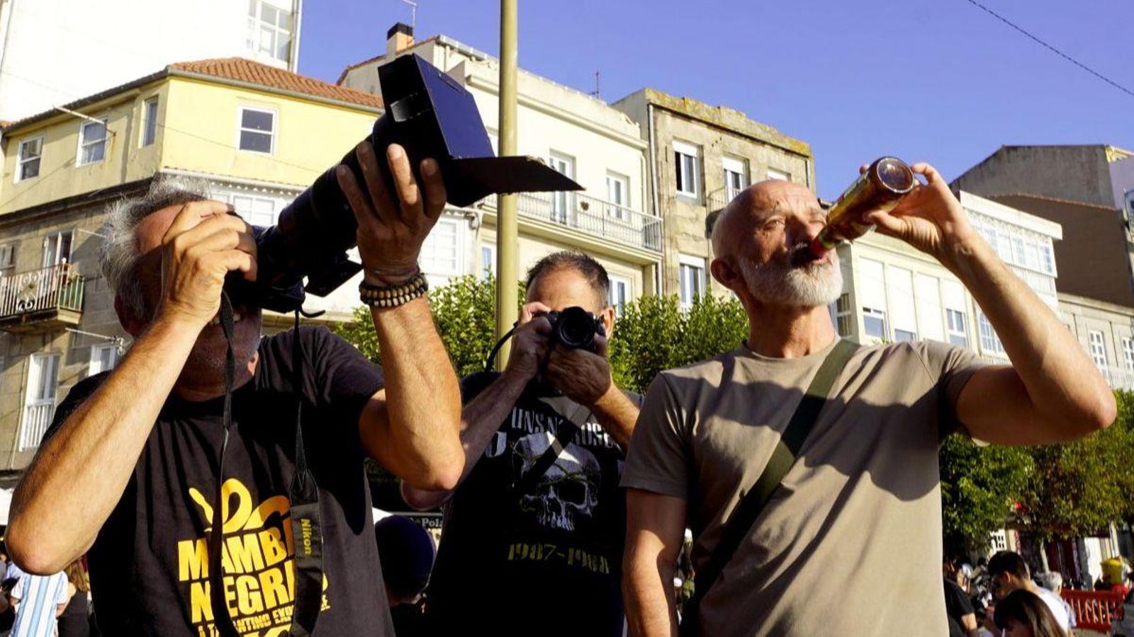 Los aficionados a la fotografía se las ingeniaron para poder capturar el Sol eclipsado.