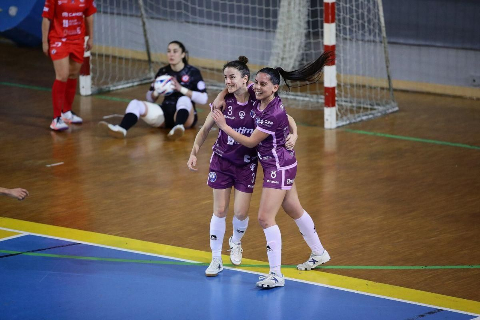 Chiky y Raquelilla celebran uno de los goles del Ourense Ontime en la central de Os Remedios.