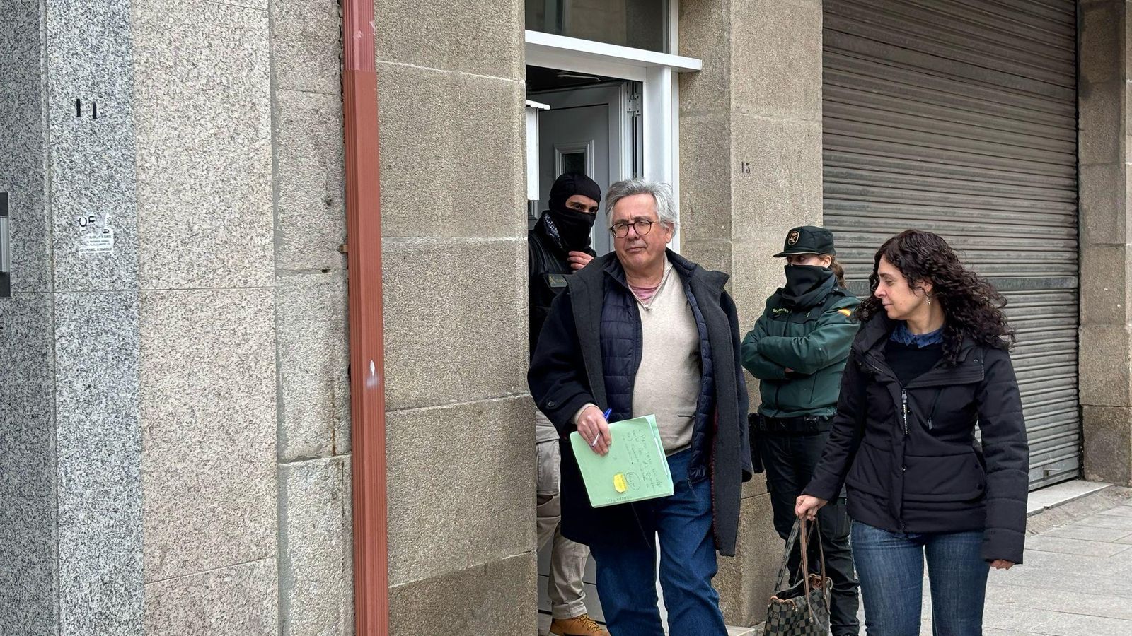 Secretario del Juzgado General de Xinzo durante el operativo.
