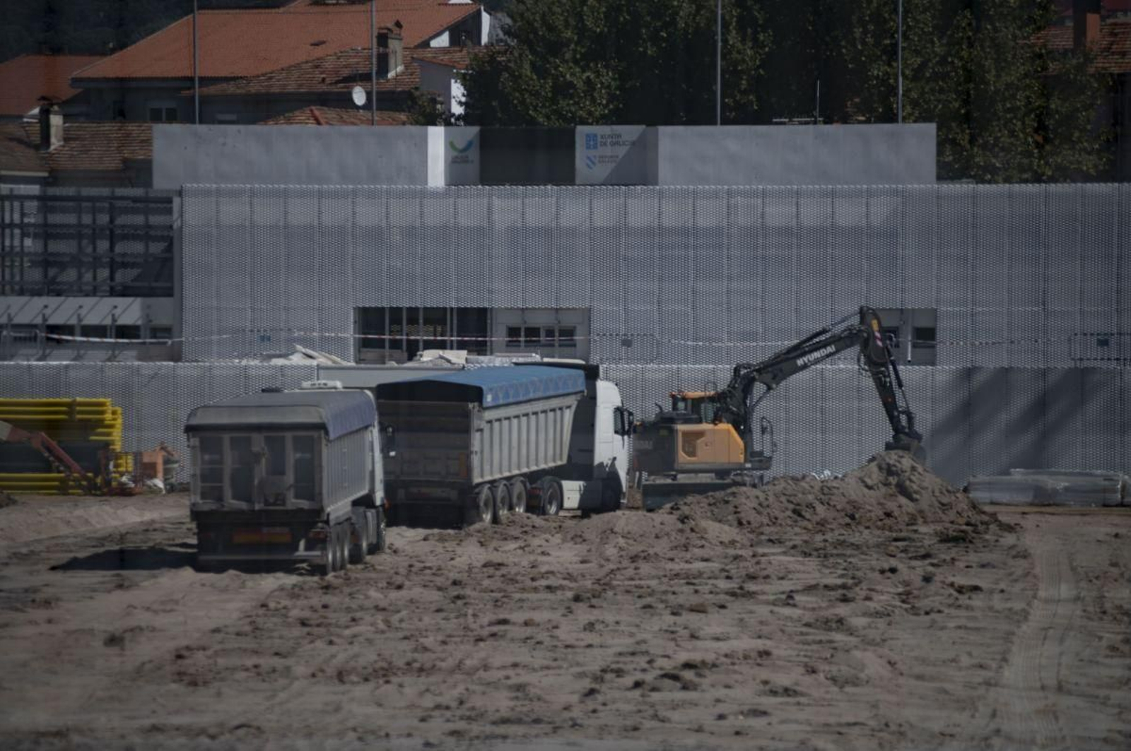 La maquinaria en el interior del estadio de O Couto.