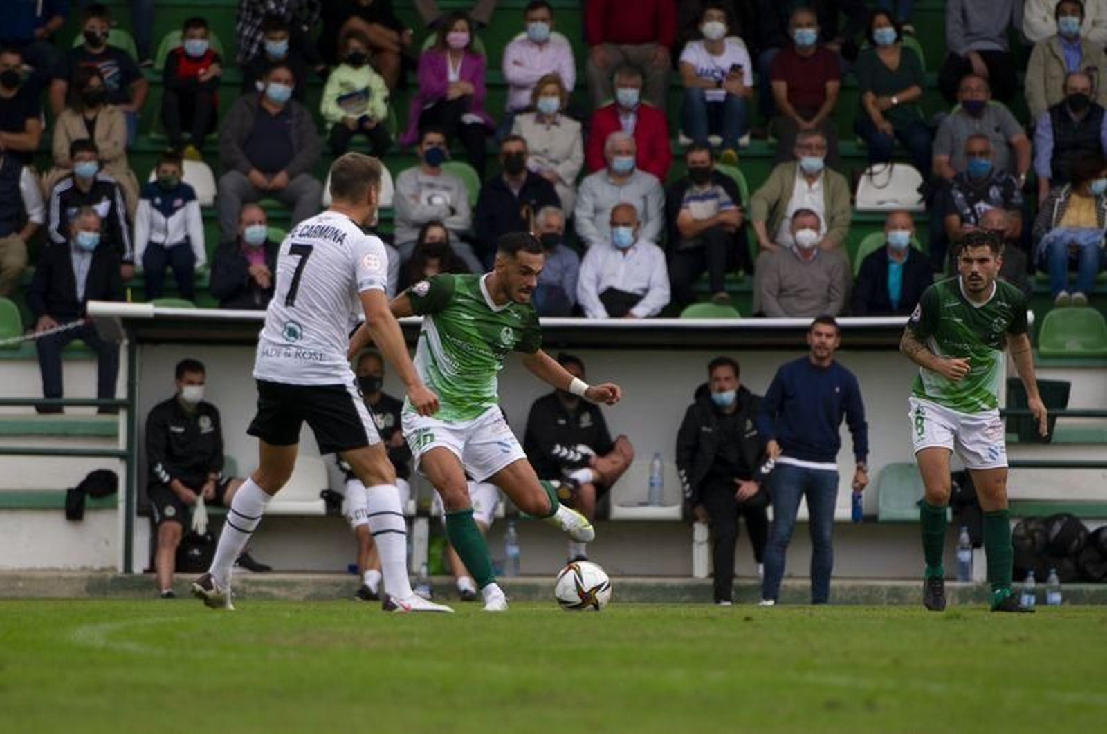 Renan, busca el pase a un compañero en el partido ante el Salamanca (MARTIÑO PINAL).