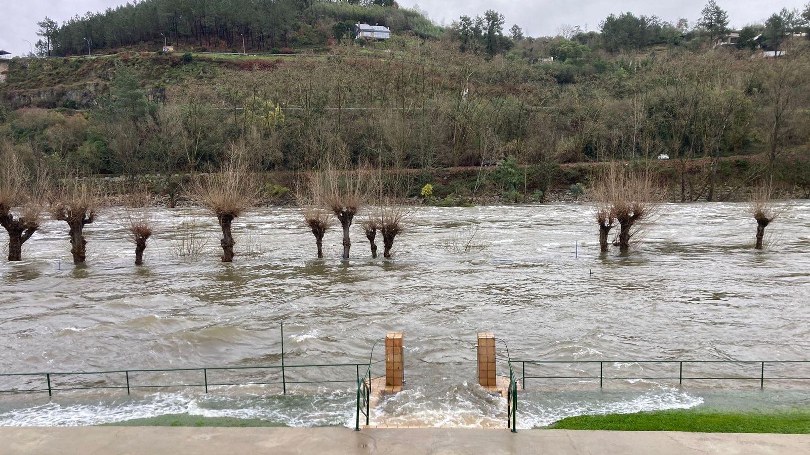 Las piscinas de Oira permanecen inundadas tras las intensas lluvias, dejando imágenes insólitas y afectando el acceso a la zona de recreo.