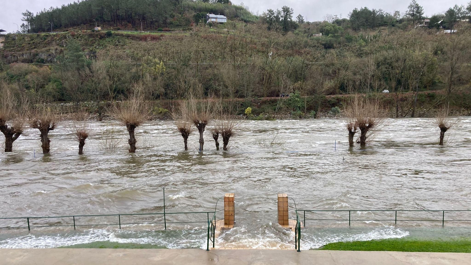 Las piscinas de Oira permanecen inundadas tras las intensas lluvias, dejando imágenes insólitas y afectando el acceso a la zona de recreo.