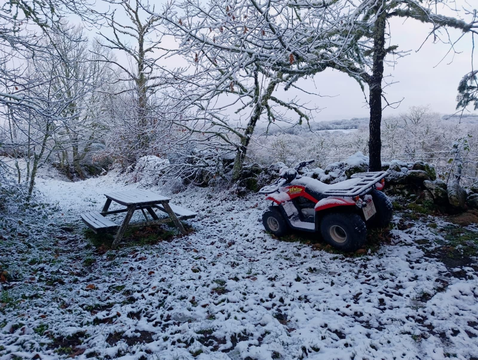 Un quad cubiereto por la nieve en A Castiñeira