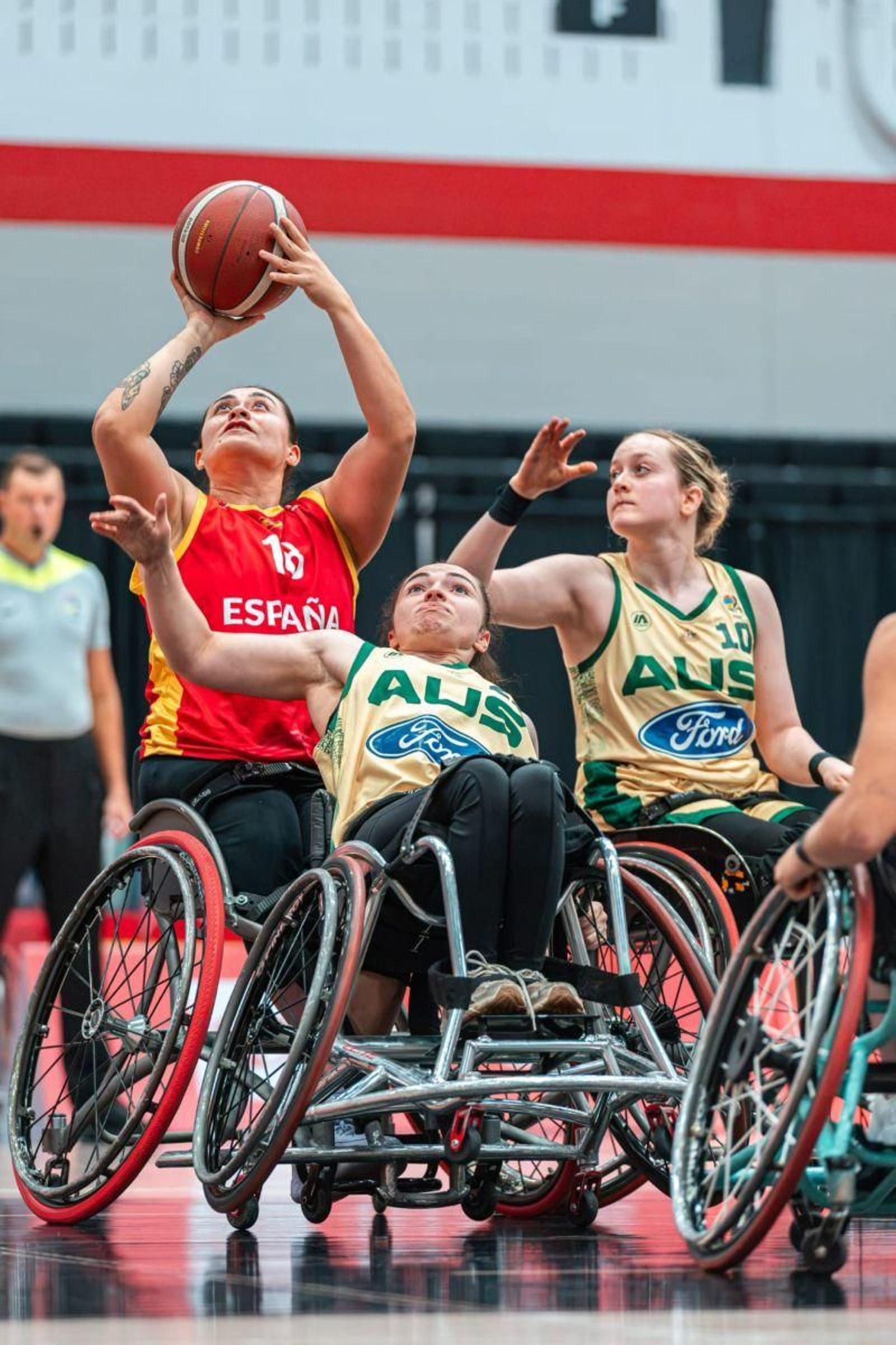 Gabriela Michell prueba un tiro, ayer ante Australia.
