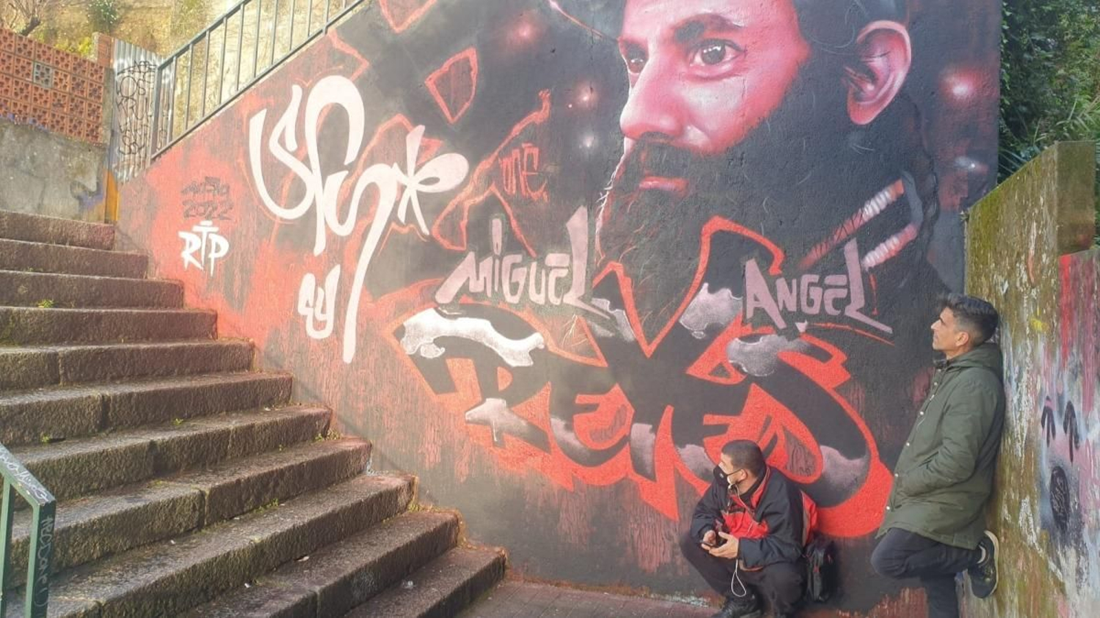 Aley 97 y Powone, junto a su mural en honor a Sly, en su barrio, Hispanidad.
