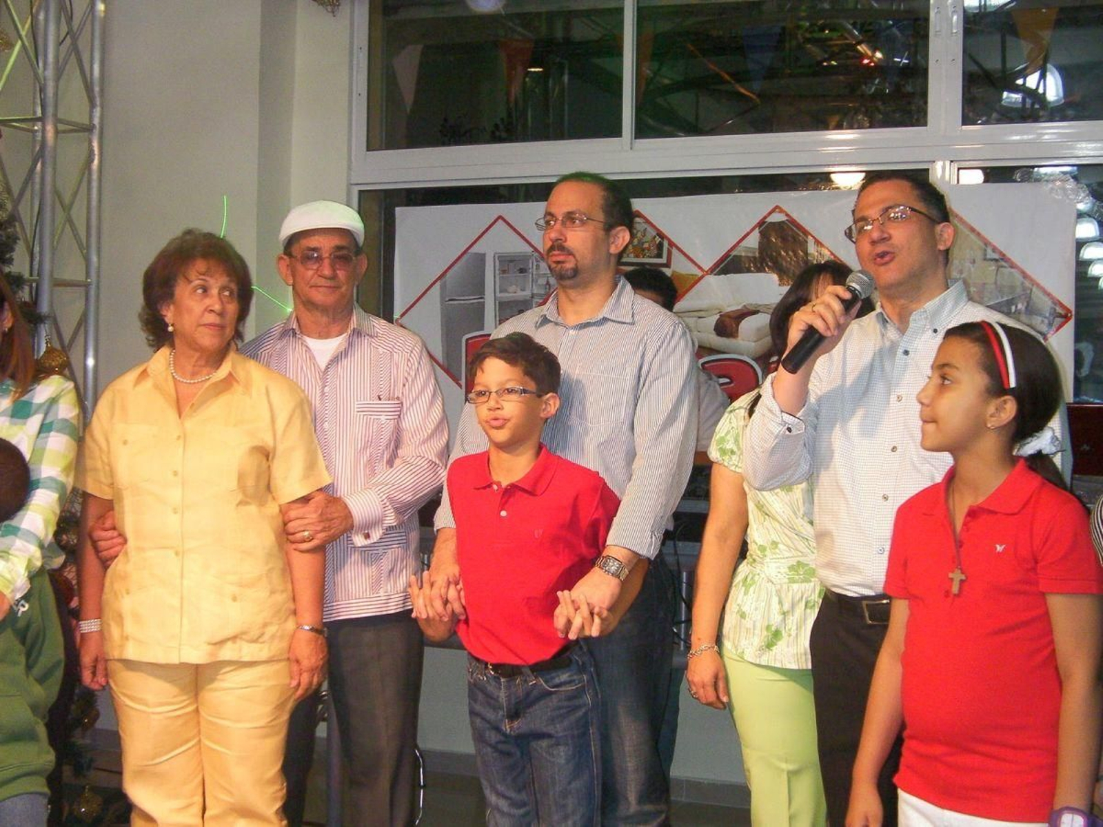 Fotografía familiar dos Martínez Cepeda -á esquerda- na inauguración de “Electrodomésticos Benjamín Muebles” (2010).