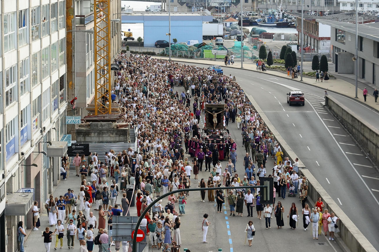 Galería | Misa por el Cristo da Victoria en Vigo y la concurrida procesión