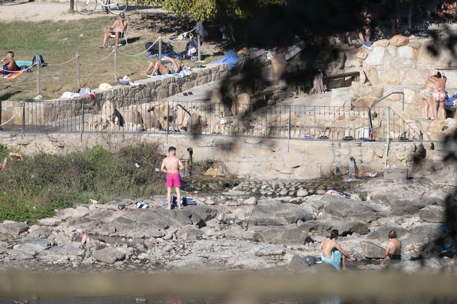 Galería | Los ourensanos exprimen el veroño que ya tiene fecha de caducidad, en fotos