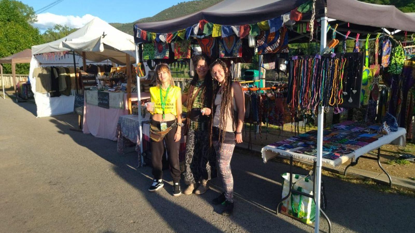 Participantes en el mercadillo del evento musical y cultural.