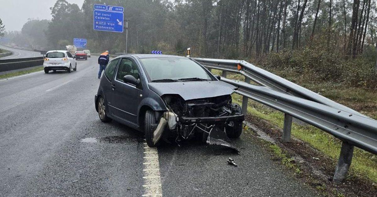 Una conductora herida tras chocar contra el quitamiedos de la A-55 a la ...