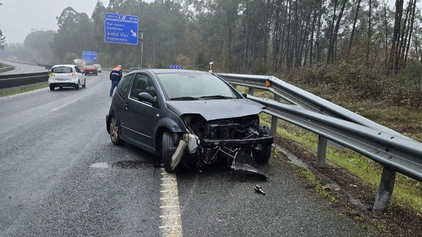 Estado en el que quedó el vehículo tras chocar contra un quitamiedos de la A-55.