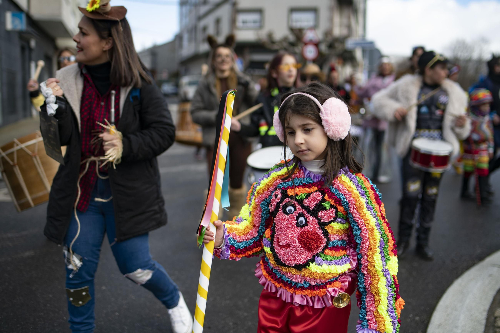 Galería | Viana do Bolo da inicio a su Entroido con el folión femenino