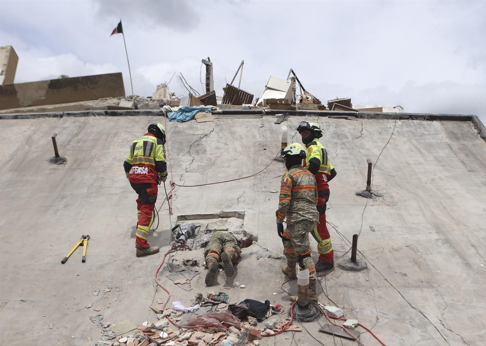 Los equipos de salvamento trabajan en La Guaira